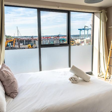 Beautiful Two Bedroom Harbour Side Apartment Poole Bagian luar foto