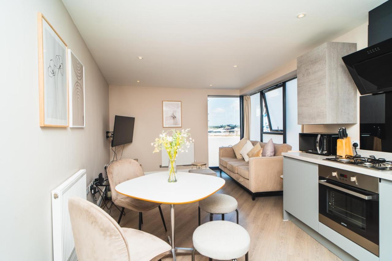 Beautiful Two Bedroom Harbour Side Apartment Poole Bagian luar foto
