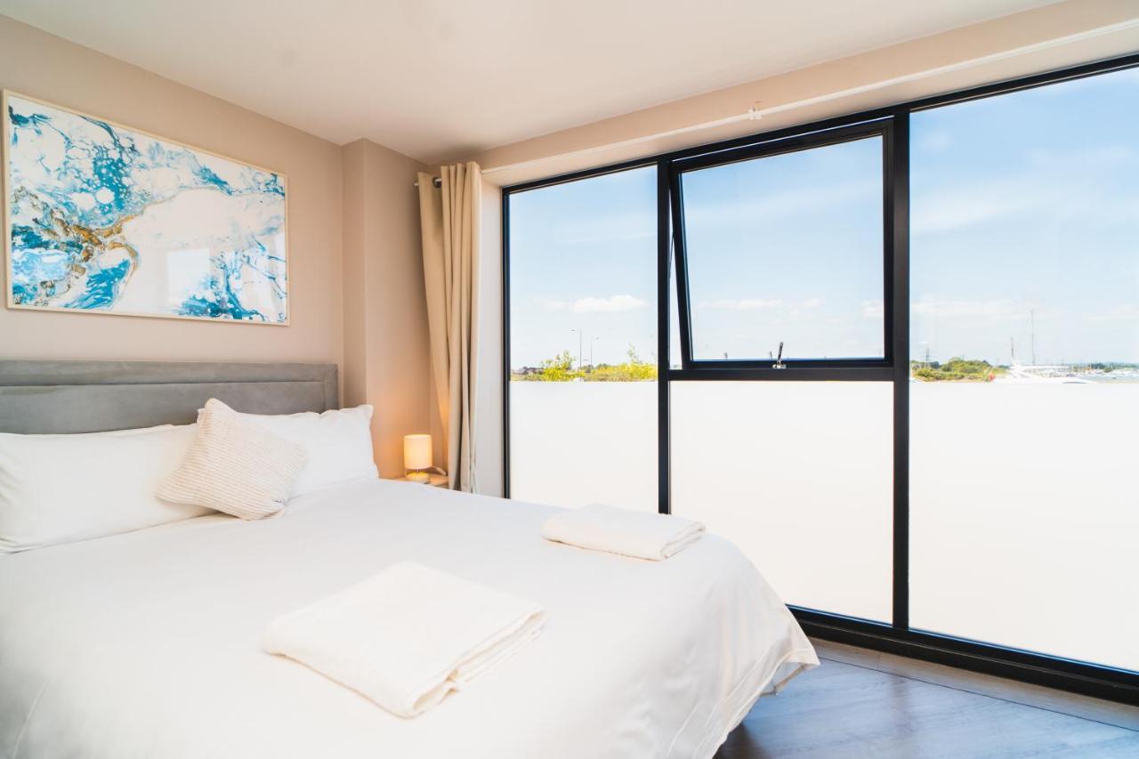 Beautiful Two Bedroom Harbour Side Apartment Poole Bagian luar foto