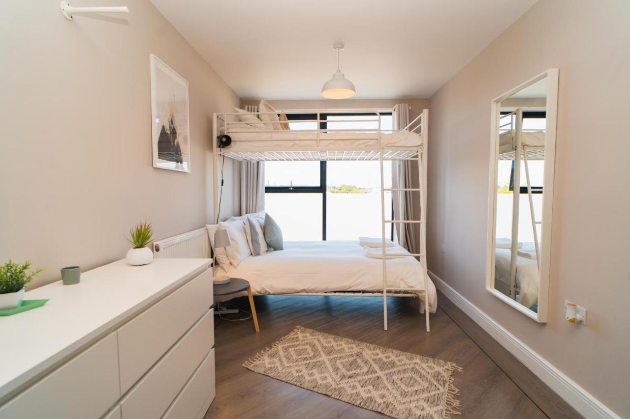 Beautiful Two Bedroom Harbour Side Apartment Poole Bagian luar foto