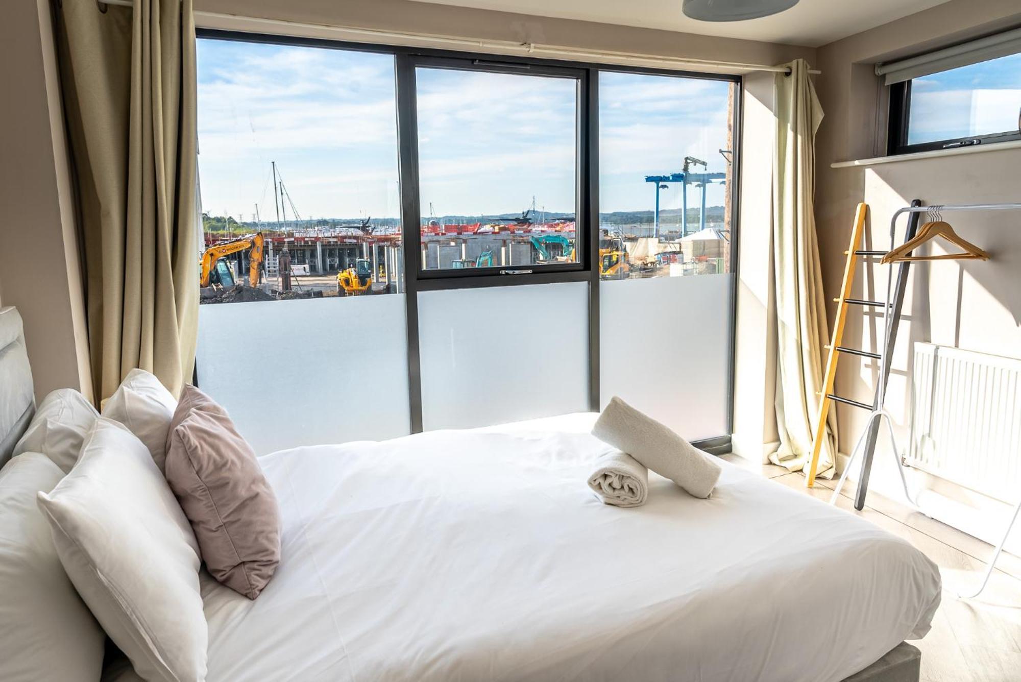 Beautiful Two Bedroom Harbour Side Apartment Poole Bagian luar foto
