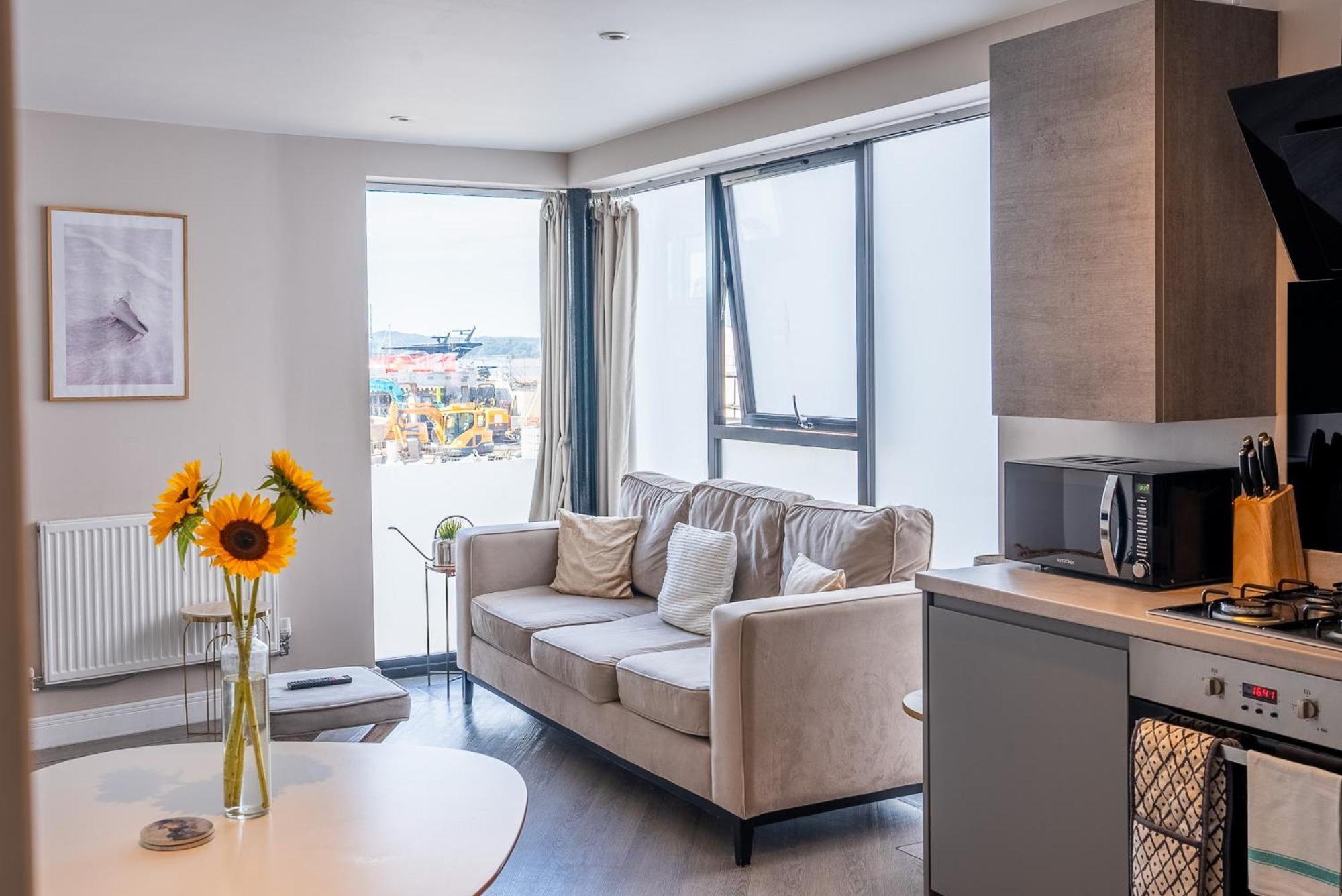 Beautiful Two Bedroom Harbour Side Apartment Poole Bagian luar foto